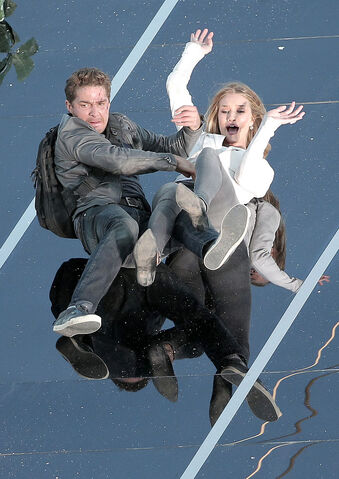 File:Shia+LaBeouf+Rosie+Huntington+LX2Zmv7BMbsx.jpg