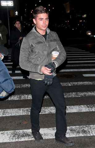 File:Zac-efron-levis-new-years-eve.jpg