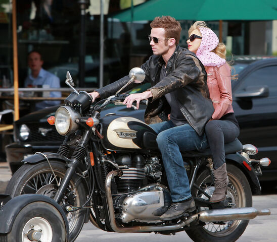 File:Cam+Gigandet+Christina+Aguilera+Filming+Burlesque+0WvY5awG4dpx.jpg