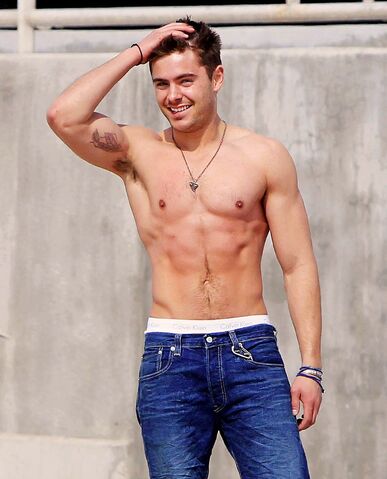 File:Zac-efron-body-670827178.jpg