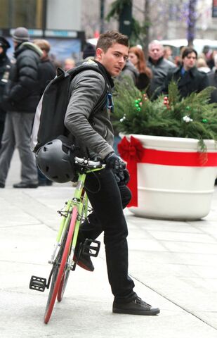 File:Zac-efron-levis-new-years-eve-4.jpg