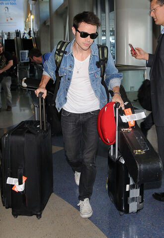 File:Kris+Allen+Kris+Allen+Arrives+LAX+UsTq-FEd5z8x.jpg