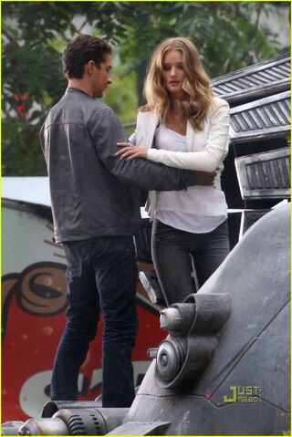 File:Shia-labeouf-rosie-huntington-whiteley-transformers-3-detroit-14.jpg