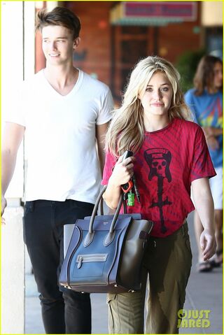 File:Patrick-schwarzenegger-halloween-parties-with-aj-michalka-08.jpg