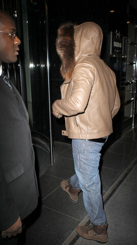 File:Ne-Yo-wearing-hooded-fur-jacket-and-Louis-Vuitton-Tibet-nubuck-calf-leather-ankle-boots.jpg