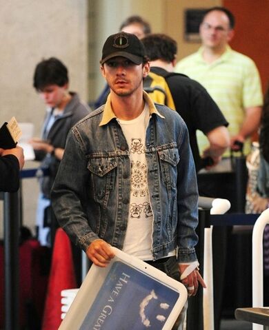 File:Shia-labeouf-levis3.jpeg