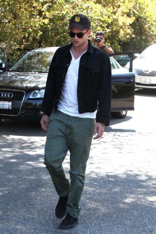 File:Robert-Pattinson-Levis-2-e1280176193896.jpg