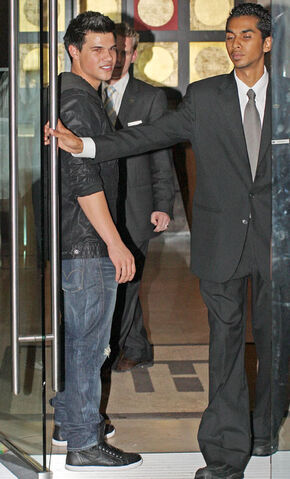File:TaylorLautnerLevis.jpg