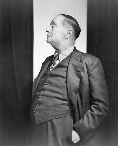 File:HGWells1943.jpg