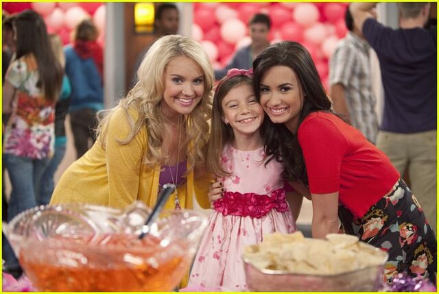 File:G-hannelius-demi-lovato-pink-19.jpg