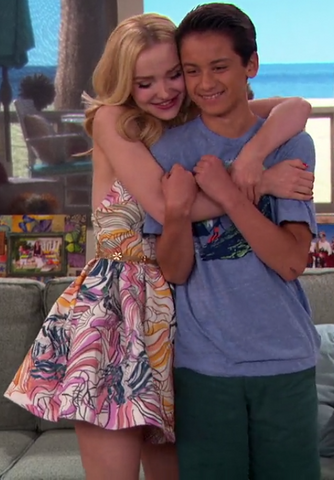 File:Dove Cameron Finale 15.png