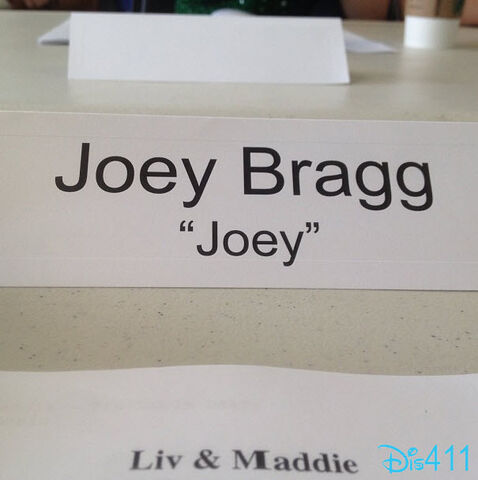 File:Liv-and-maddie-joey-bragg-march-27.jpg