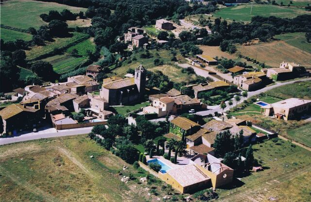 Fitxer:Fotografies històriques de Llofriu 2002 Fotografia aerea.jpg