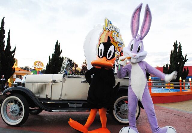 File:Daffy & Bugs at Theme Park.jpg