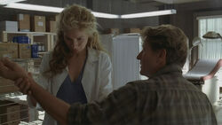 4x06Juliet&Goodwin&arm.jpg