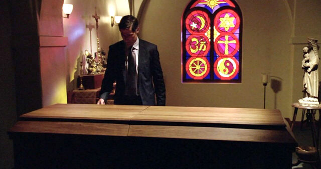File:6x17 OverTheCoffin.jpg
