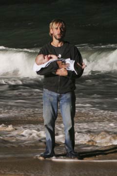 Ficheiro:CharlieWithBabySea.jpg
