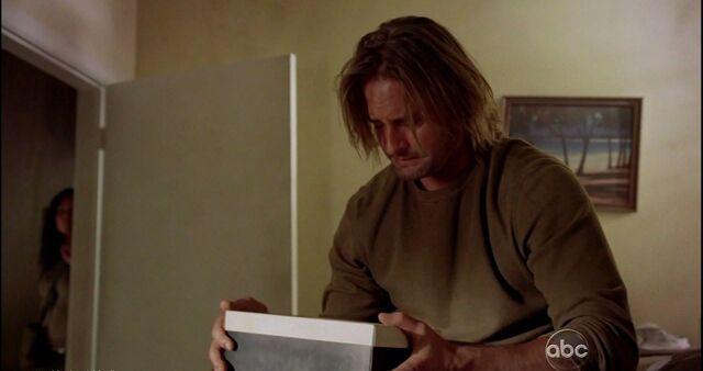 Archivo:6x03 SawyerAndTheBox.jpg