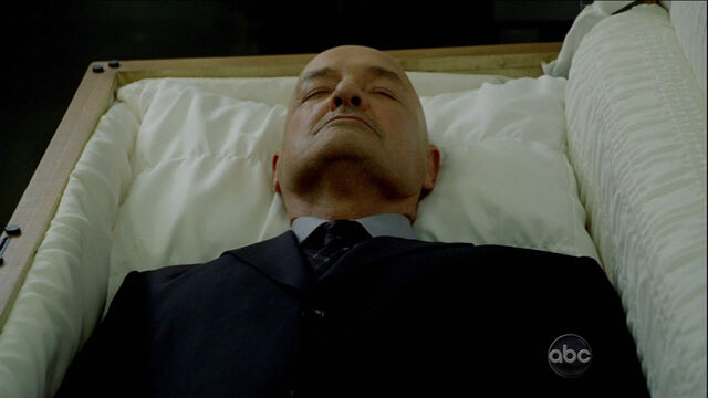 File:5x06 Locke'sDeadBody.jpg
