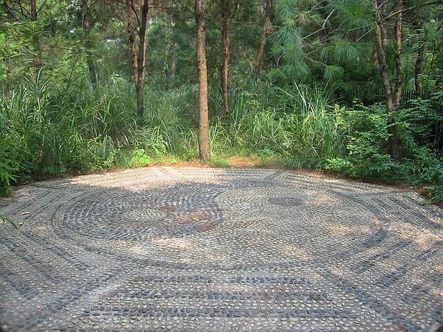 Plik:Yin-yang-and-bagua-near-nanning.jpg