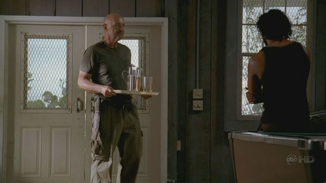 Archivo:4x03 Locke Ice tea.jpg