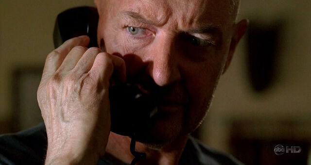 File:4x09 AnsweringThePhone.jpg
