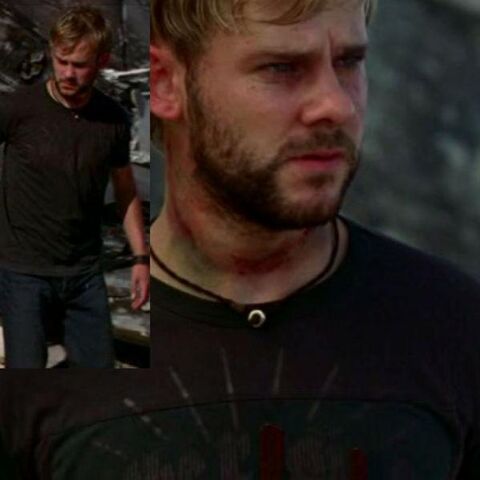 Archivo:1x12-charlie-tshirt.jpg
