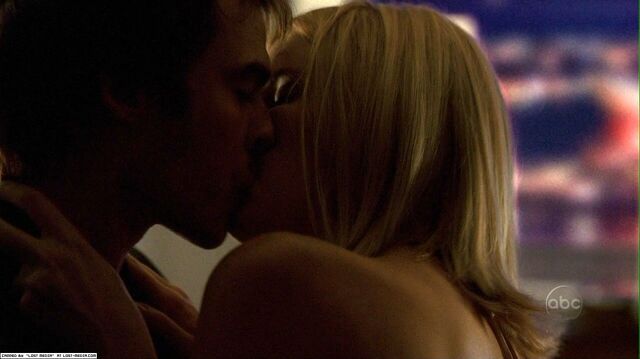 Ficheiro:BooneandShannonkisses.jpg