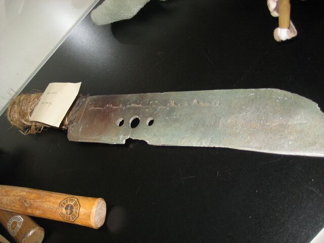 File:Lost-TV-show-auction-image-prop-59.jpg