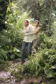 3x15Juliet&Kate run.jpg