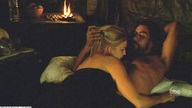 Shannon-losts2e06-abandoned-01-sayid.jpg