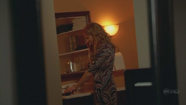 File:4x03 Elsa on the phone.jpg