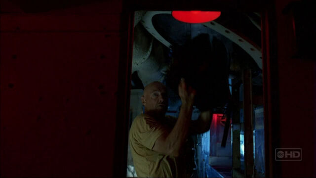 Ficheiro:3x13 TMFT locke enters submarine.jpg