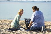 18061 picnic-de-hurley-y-libby-en-la-playa.jpg