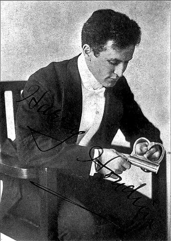 File:Harry Houdini-sitting.jpg