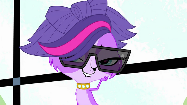 File:Zoe wearing shades.png