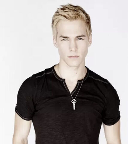 File:The-carrie-diaries-season-2-cast-ftr.jpg