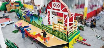 101812 PARADEFLOAT 1725x810-PAN 21076