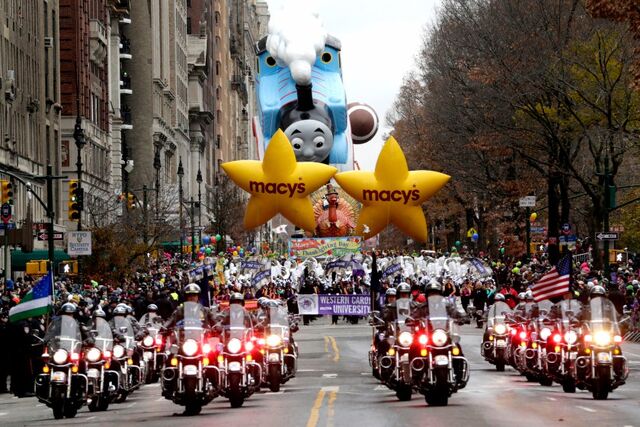 File:Thanksgiving day parade-1.jpg