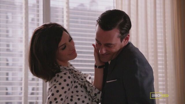 File:Don smitten megan a little kiss.jpg
