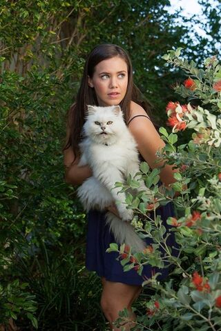 File:Mimmi holding Poseidon.jpg
