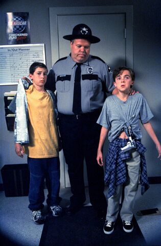 File:Malcolm In the Middle - Set Still - S01E10 (3).jpg