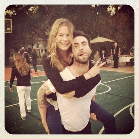 File:Behati-prinsloo-adam-levine.jpg