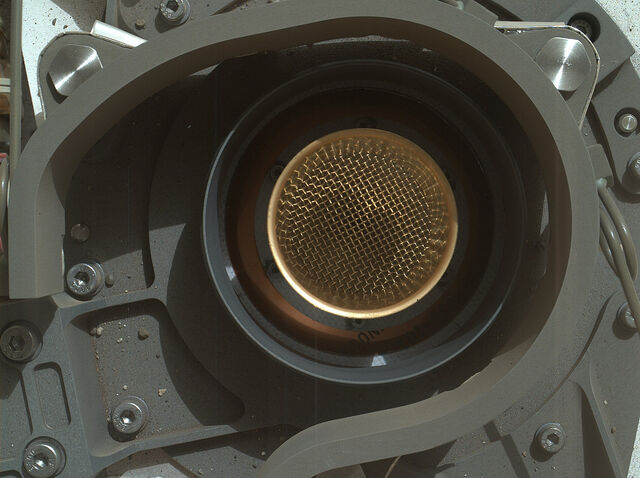 Файл:Edgett-5-pia16163-full.jpg