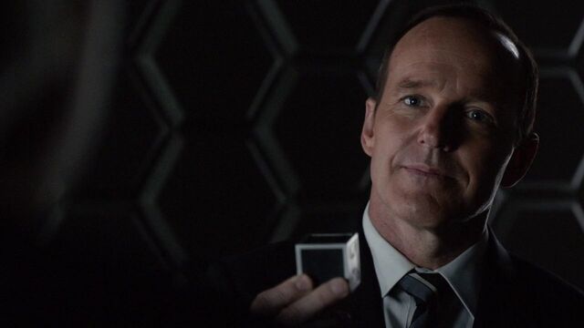 File:Phil-Coulson-gives-Gonzales-Toolbox.jpg