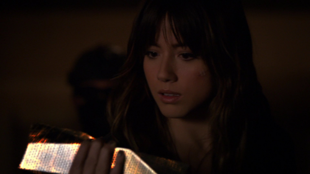 File:Skye holding the Diviner.png