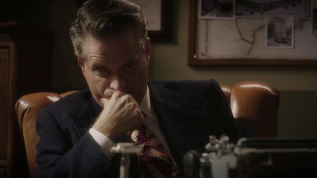 File:RogerDooley-S1E3-office.jpg