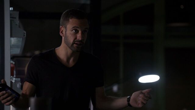 File:LanceHunter-shares-beer.jpg