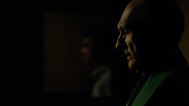 File:Lantom-speaks-to-Murdock-S1E1.jpg