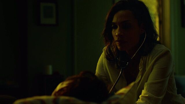 File:Claire-Temple-treats-Daredevil-heartbeat.jpg